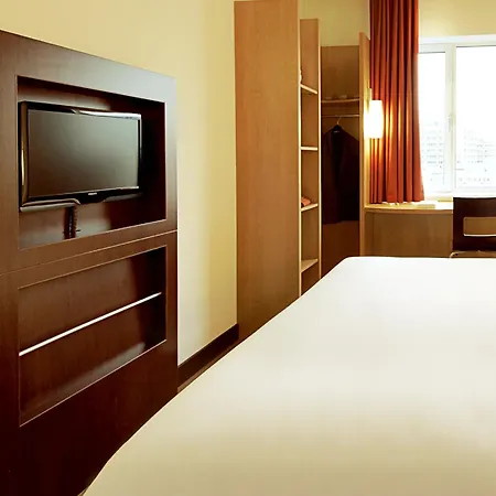 Готель Ibis Jose Malhoa 2*