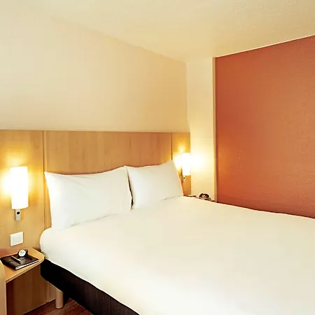 Ibis Jose Malhoa Hotel