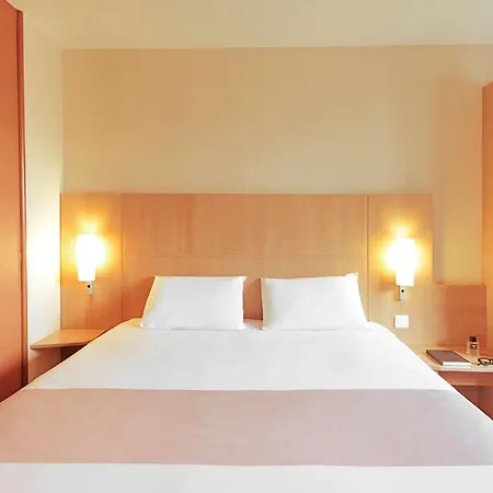 Ibis Jose Malhoa Hotel 2*