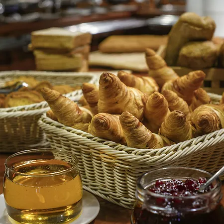 Ibis Jose Malhoa Hotel 2*